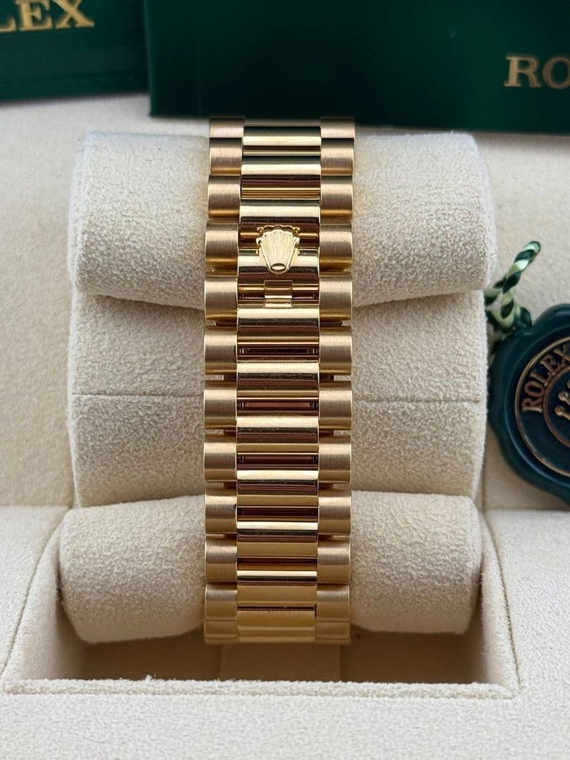 Rolex Daydate 36mm MOP Diamond dial 128238